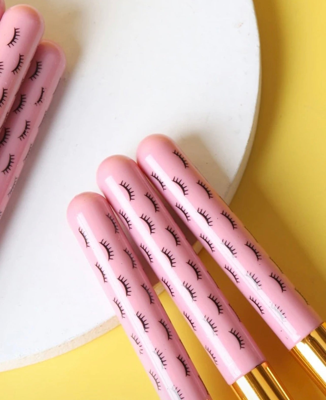 Brosse professionnelle multifonction pour cils, sourcils et soins.