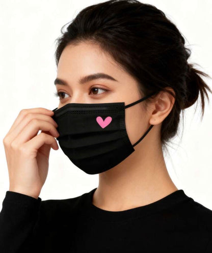 Masque noir cœur rose – Chic & irrésistible
