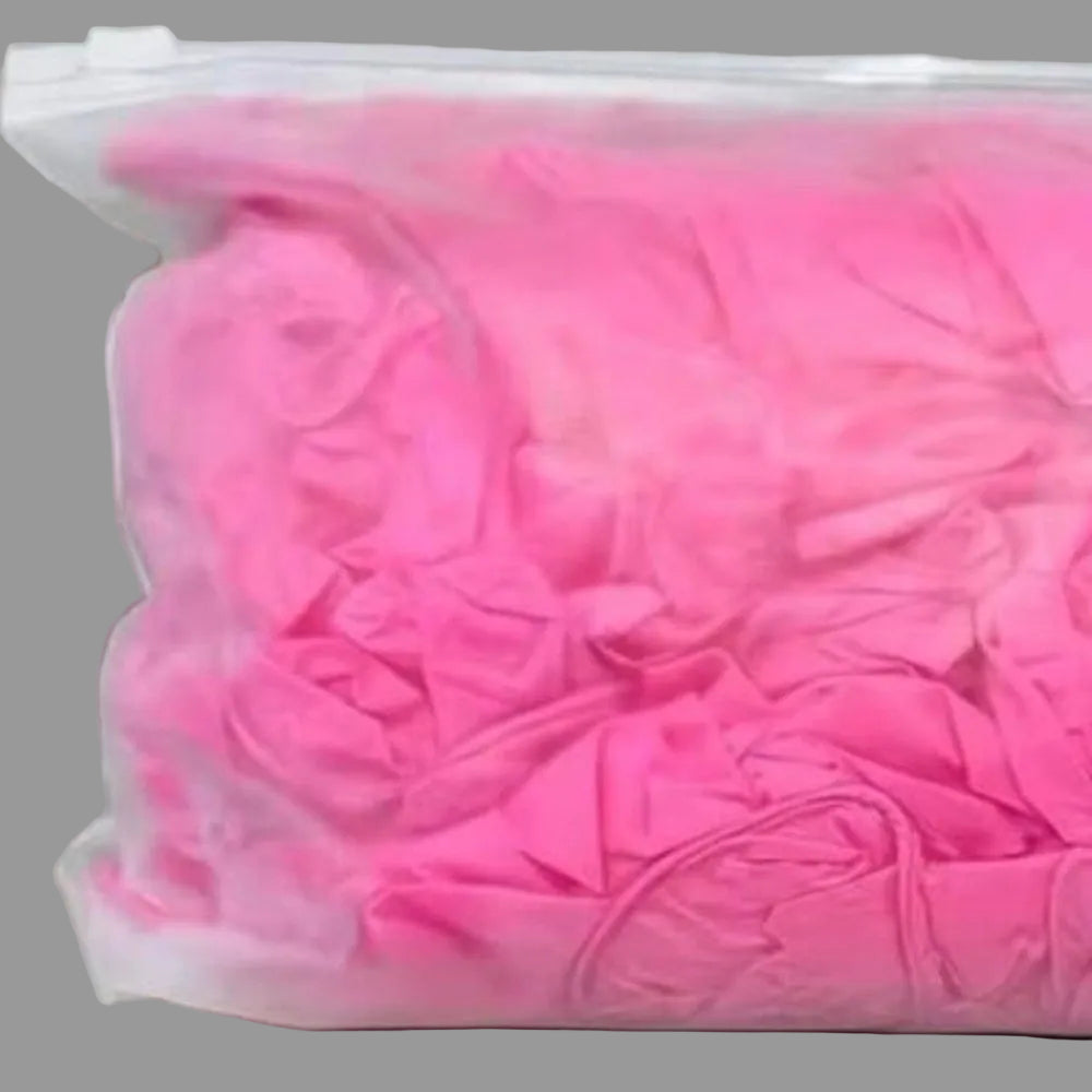 Gants en nitrile roses pour professionnelles de la beauté.